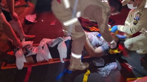 Citroen DS4 fica destruído ao atingir poste e motoboy sofre fraturas graves em colisão no Bairro Tropical