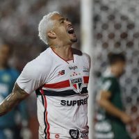 Imagem referente a São Paulo vence Chapecoense e assume liderança isolada do Brasileiro