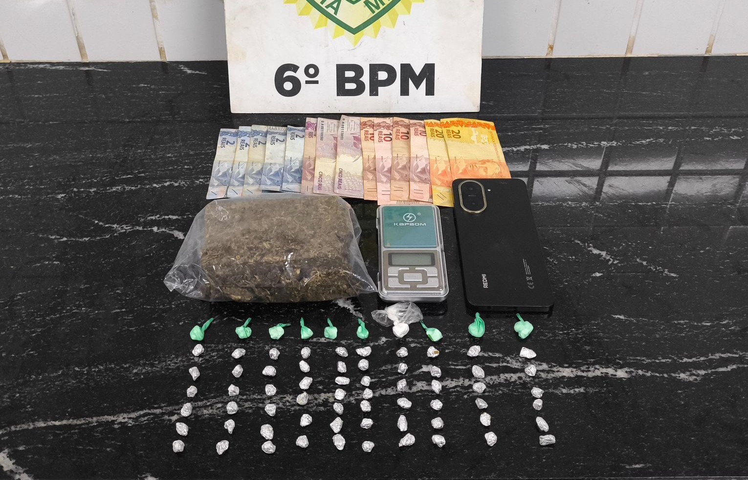 Choque estoura ponto de tráfico de drogas e prende jovem no Clarito Choque estoura ponto de tráfico de drogas e prende jovem no Clarito
