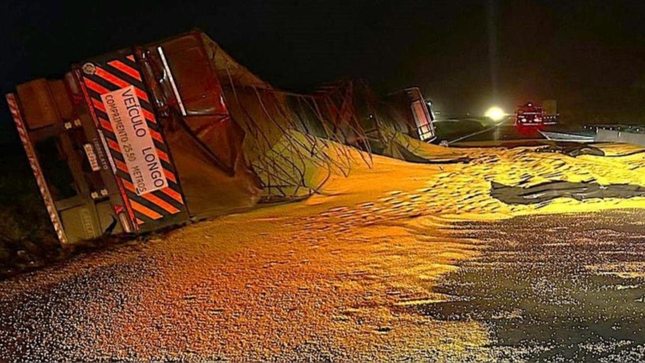 Tombamento de rodotrem espalha 50 toneladas de soja e deixa motorista ferido na BR-376 Tombamento de rodotrem espalha 50 toneladas de soja e deixa motorista ferido na BR-376