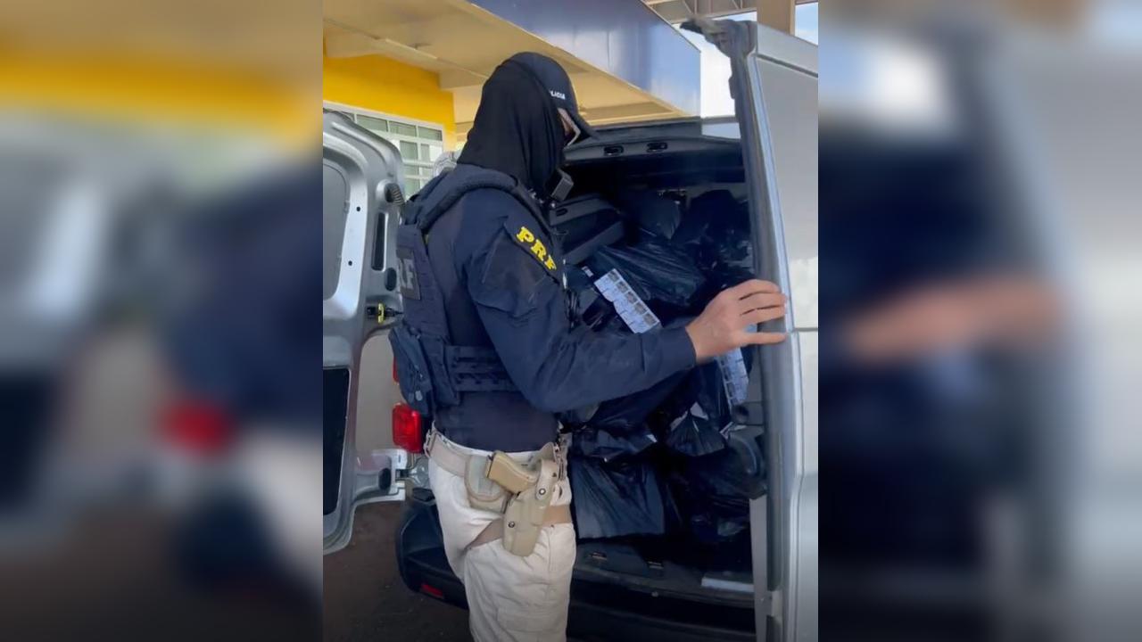 PRF apreende cerca de 10 mil maços de cigarros contrabandeados na PR-280 PRF apreende cerca de 10 mil maços de cigarros contrabandeados na PR-280