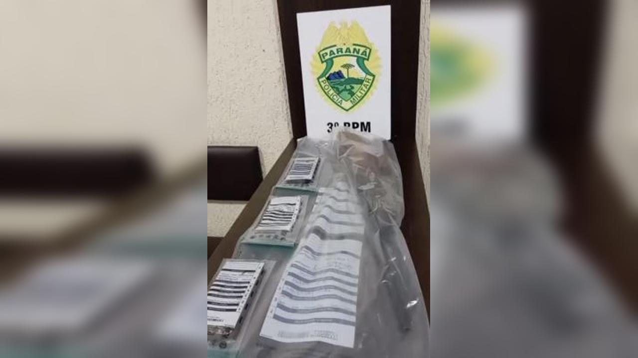 Polícia apreende espingarda e celulares após diligências por roubo em Sulina interior do Paraná Imagem referente a Polícia apreende espingarda e celulares após diligências por roubo em Sulina interior do Paraná