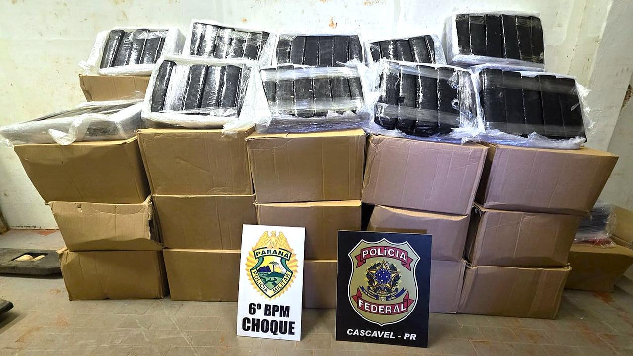 Inteligência policial leva à apreensão de mais de uma tonelada de maconha camuflada em carga de frango na BR-277 Inteligência policial leva à apreensão de mais de uma tonelada de maconha camuflada em carga de frango na BR-277