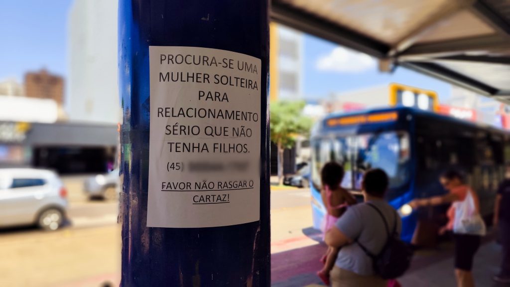 Solteirão apela para cartaz em terminal e entra na “rota do amor”