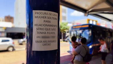 Imagem referente a Solteirão apela para cartaz em terminal e entra na “rota do amor”