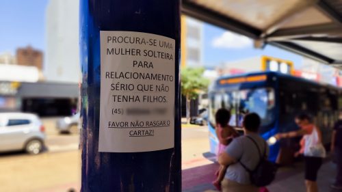 Solteirão apela para cartaz em terminal e entra na “rota do amor”