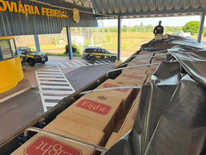 PRF apreende em Umuarama 600 mil maços de cigarros contrabandeados