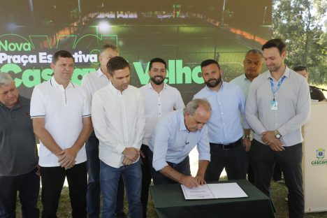 Prefeito assina ordem de serviço para construção de novo espaço esportivo comunitário no Cascavel Velho