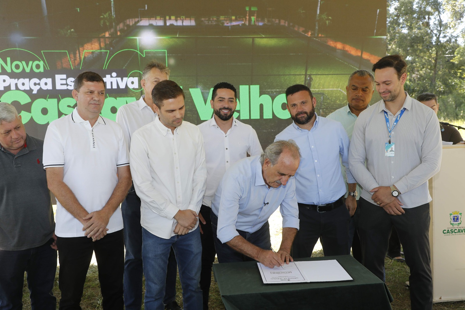 Prefeito assina ordem de serviço para construção de novo espaço esportivo comunitário no Cascavel Velho Prefeito assina ordem de serviço para construção de novo espaço esportivo comunitário no Cascavel Velho