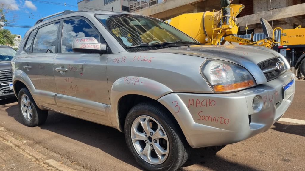 Carro coberto por pichações de cunho sexual desperta olhares em Cascavel