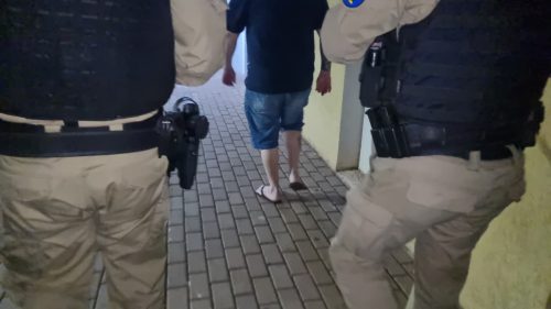 Motorista é preso pela PM por embriaguez ao volante na noite desta sexta-feira (13)