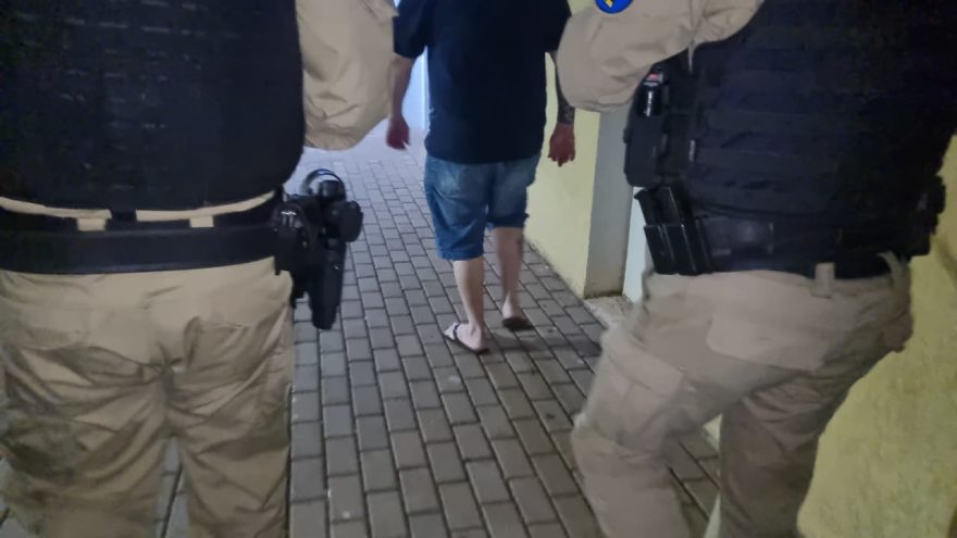 Motorista é preso pela PM por embriaguez ao volante na noite desta sexta-feira (13)