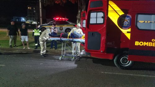 Casal fica ferido em acidente entre moto e carro na Avenida da FAG, em Cascavel