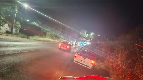 Colisão traseira entre moto e caminhonete deixa jovem ferido em Toledo