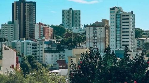 Homem que arremessava pedras contra pedestres no Centro de Pato Branco é preso após PM descobrir mandado