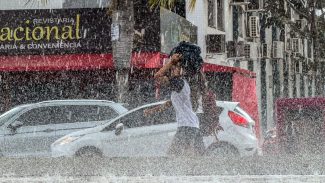 DF e 10 estados têm alerta laranja de chuva neste sábado