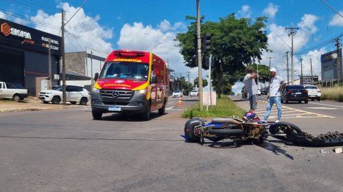 Mulher fica ferida em acidente de trânsito na Avenida Rocha Pombo