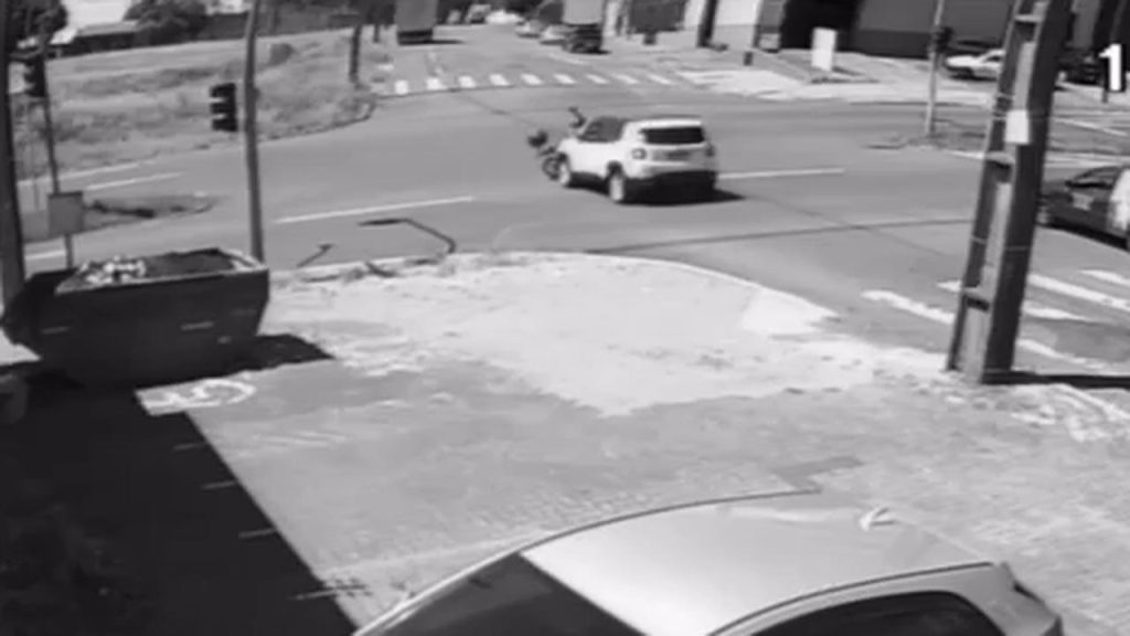 Vídeos mostram colisão que deixou mulher ferida na Avenida Rocha Pombo