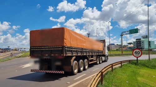 Carreta tem problema mecânico no Trevo Cataratas