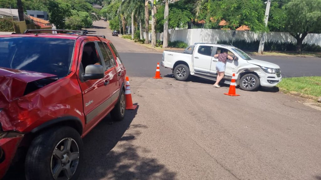 Ecosport e S10 se envolvem em acidente de trânsito no Bairro Neva