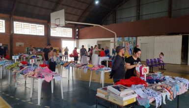 Apae realiza bazar infantil com diversas peças de roupas e calçados Imagem referente a Apae realiza bazar infantil com diversas peças de roupas e calçados