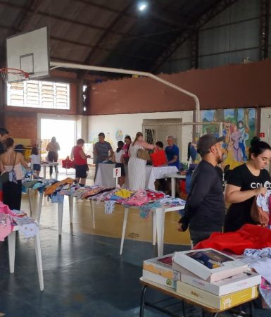 Apae realiza bazar infantil com diversas peças de roupas e calçados Imagem referente a Apae realiza bazar infantil com diversas peças de roupas e calçados