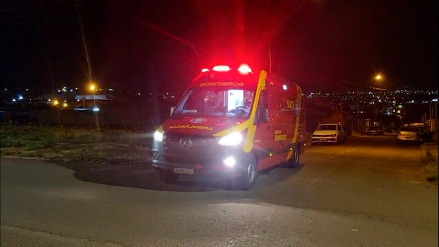 Motociclista fica ferido após bater em carro no bairro Mantovani