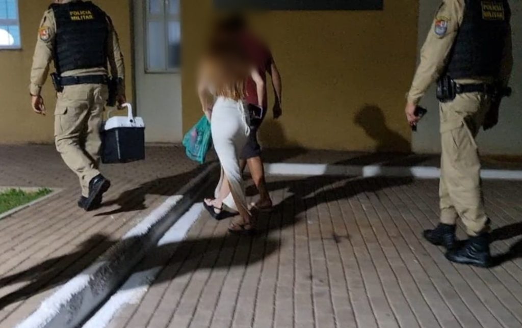 Adolescente e jovem tentam pagar carne com etiqueta de chinelo e acabam detidos no Parque Verde
