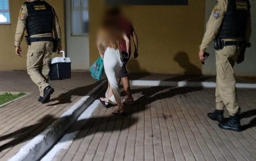 Adolescente e jovem tentam pagar carne com etiqueta de chinelo e acabam detidos no Parque Verde