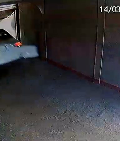 Vídeo mostra Jetta destruindo portão pra sair de motel de Cascavel Imagem referente a Vídeo mostra Jetta destruindo portão pra sair de motel de Cascavel