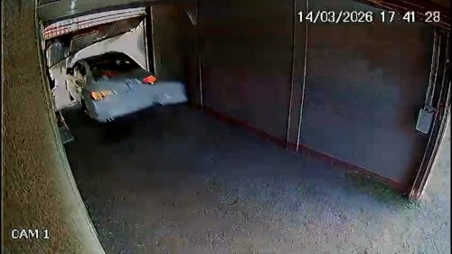 Vídeo mostra Jetta destruindo portão pra sair de motel de Cascavel