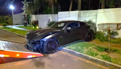 Motorista perde controle de Mustang e causa acidente na região central de Cascavel Imagem referente a Motorista perde controle de Mustang e causa acidente na região central de Cascavel