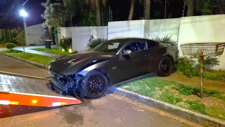 Motorista perde controle de Mustang e causa acidente na região central de Cascavel