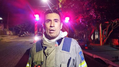Incêndio destrói parte superior de sobrado e Sgt do Corpo de Bombeiros relata dinâmica do atendimento