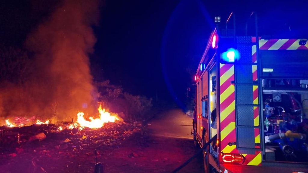 Bombeiros controlam incêndio em área com lixo e alertam para risco de crime ambiental