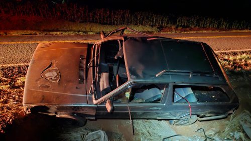 Carro capota na PR-495 e motorista de 21 anos fica ferido