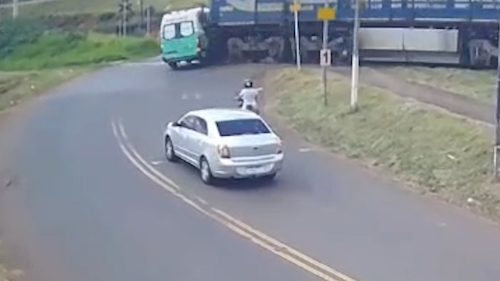 Veja momento em que ambulância é atingida por trem em Jandaia do Sul