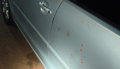 Carro com marcas de sangue é encontrado pela GM; dono deu entrada na UPA após ser baleado Imagem referente a Carro com marcas de sangue é encontrado pela GM; dono deu entrada na UPA após ser baleado