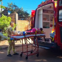 Mulher de 55 anos sofre fratura após queda em escada no bairro Santa Cruz, em Cascavel Imagem referente a Mulher de 55 anos sofre fratura após queda em escada no bairro Santa Cruz, em Cascavel