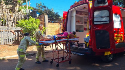 Mulher de 55 anos sofre fratura após queda em escada no bairro Santa Cruz, em Cascavel