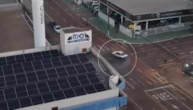 Chevette acorda moradores com “borrachões” no Centro de Cascavel e vai embora após manobras Imagem referente a Chevette acorda moradores com “borrachões” no Centro de Cascavel e vai embora após manobras