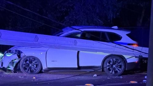 BMW colide contra poste e derruba estrutura no Jardim Concórdia, em Toledo