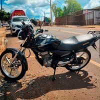 Motociclista de 61 anos bate em Clio estacionado no bairro Tarumã, em Cascavel Imagem referente a Motociclista de 61 anos bate em Clio estacionado no bairro Tarumã, em Cascavel