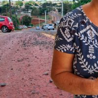 Pedrinhas na pista provocaram acidente com motociclista no bairro Tarumã, diz moradora Imagem referente a Pedrinhas na pista provocaram acidente com motociclista no bairro Tarumã, diz moradora