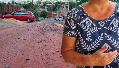 Pedrinhas na pista provocaram acidente com motociclista no bairro Tarumã, diz moradora Imagem referente a Pedrinhas na pista provocaram acidente com motociclista no bairro Tarumã, diz moradora