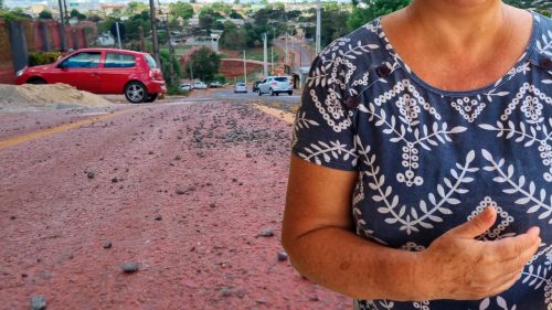 Pedrinhas na pista provocaram acidente com motociclista no bairro Tarumã, diz moradora