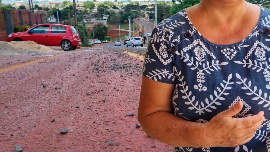Pedrinhas na pista provocaram acidente com motociclista no bairro Tarumã, diz moradora