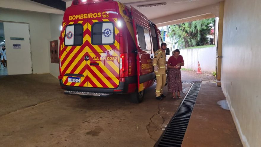 Mulher esmaga dedos no cilindro elétrico e é socorrida pelo Corpo de Bombeiros