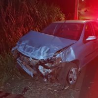 Palio sai da pista e destrói muro na Estrada Alto São Salvador, no Jardim Veredas Imagem referente a Palio sai da pista e destrói muro na Estrada Alto São Salvador, no Jardim Veredas