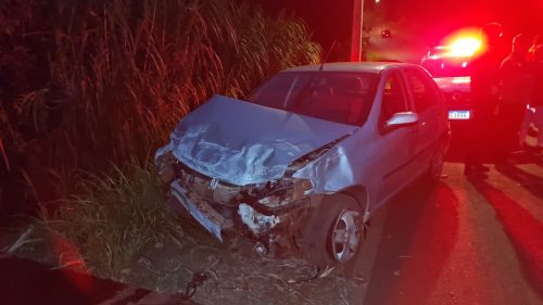 Palio sai da pista e destrói muro na Estrada Alto São Salvador, no Jardim Veredas